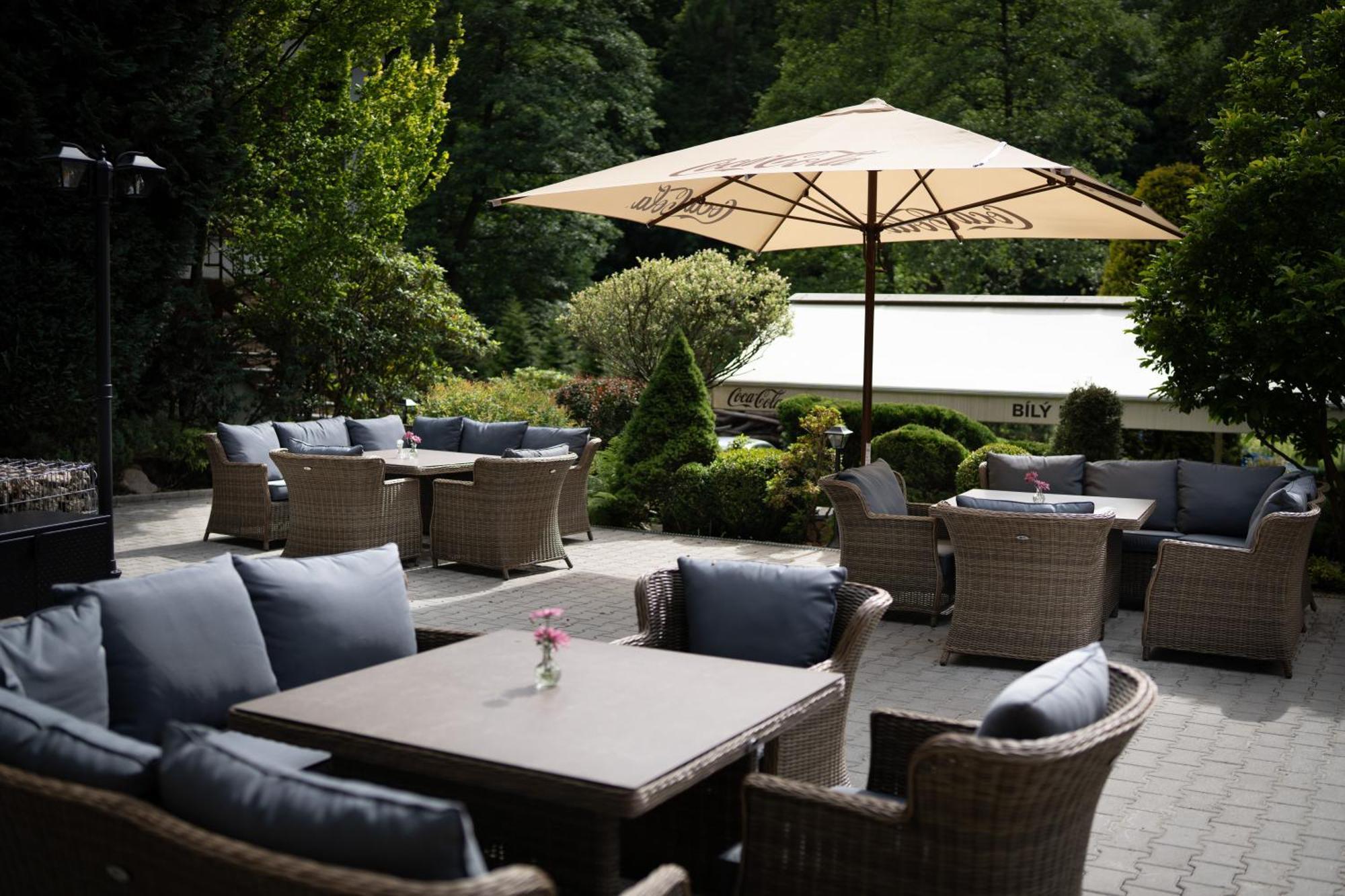 Penzion A Restaurace Bily Mlyn リベレツ エクステリア 写真