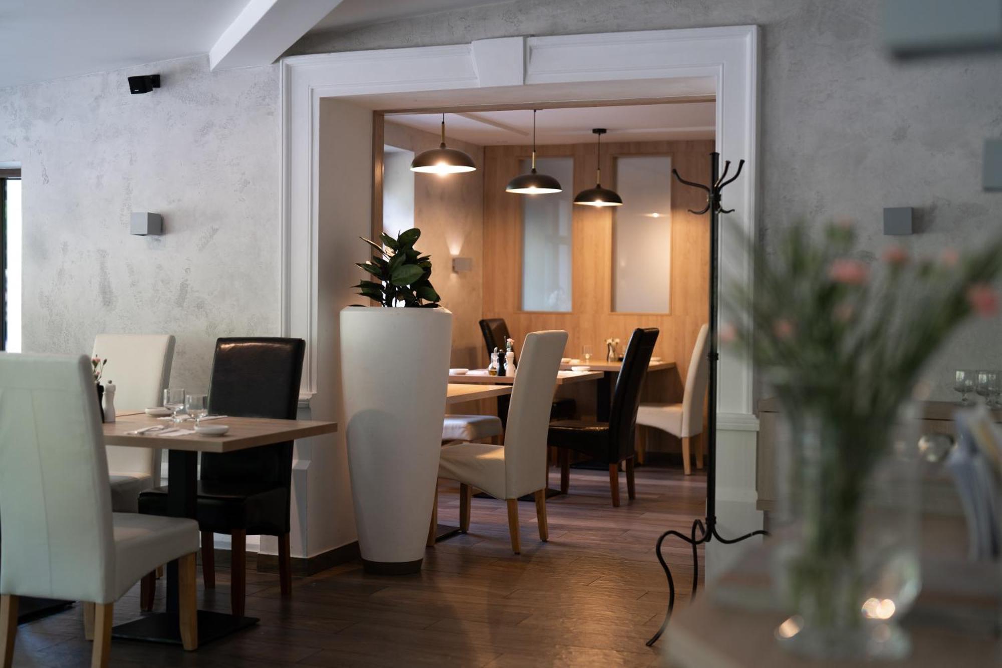 Penzion A Restaurace Bily Mlyn リベレツ エクステリア 写真